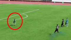 VIDEO: Cậu bé nhặt bóng hoá người hùng khi phi vào sân cứu thua cho đội nhà