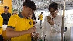 VIDEO: 'Mr. Sự nghiệp' ViruSs live stream cận cảnh sao HAGL pha cà phê ông Bầu