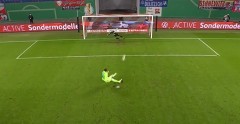 VIDEO: Cầu thủ gây cười với quả penalty, lấy chân phải đá vào chân trái