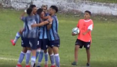 VIDEO: Đội nhà nhận bàn thua, cậu bé nhặt bóng nhổ nước bọt vào đội khách