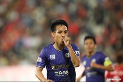 VIDEO: Thủ thành U23 Việt Nam để lọt bóng hớ hênh giúp QBV 2019 dễ dàng mở tỉ số cho Hà Nội