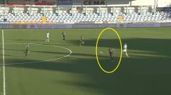 VIDEO: Tiền vệ người Italia 'sút bừa' thành siêu phẩm volley từ giữa sân