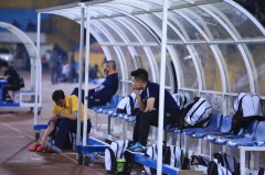 Quang Hải buồn rầu khi không được ra sân, lặng lẽ chứng kiến trận cầu kịch tính của Hà Nội