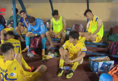 VIDEO: Thua đáng tiếc Viettel, cầu thủ Nam Định đổ gục xuống sân vì thất vọng