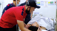 VIDEO: Đồng đội rơi nước mắt khi tới thăm Hùng Dũng tại bệnh viện, Hoàng Thịnh nắm chặt tay xin lỗi
