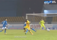 VIDEO: Bạo lực lên ngôi tại V-League, Samson chơi tiểu xảo khiến hậu vệ Quảng Ninh khâu 3 mũi