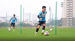 VIDEO: Quang Hải và các đồng đội thực hiện thử thách sút bóng bằng chân trái