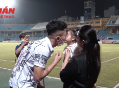 VIDEO: Cựu sao U23 Việt Nam 'âu yếm' cô công chúa nhà Tiến Dũng cực đáng yêu