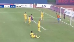 VIDEO: Để Tiến Linh ghi bàn, cầu thủ Nam Định phản ứng dữ dội với trọng tài