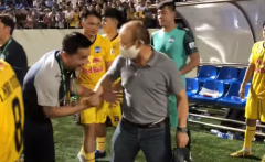 VIDEO: HLV Kiatisak cúi gập người cảm ơn thầy Park sau chiến thắng trước Đà Nẵng