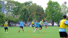 VIDEO: Thua quá nhiều, Hà Nội FC chuyển sang chơi ... bóng ném?