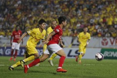 Lee Nguyễn dính thẻ đỏ, TPHCM thất bại trước Nam Định trong trận cầu cực kỳ gay cấn