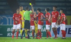 VIDEO: Lee Nguyễn giễu cợt trọng tài và cầu thủ Nam Định sau khi nhận thẻ đỏ