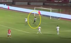 VIDEO: Bùi Tiến Dũng xử lý lóng ngóng, suýt biếu Viettel một bàn thắng
