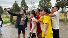 VIDEO: Kiatisuk không ngại mưa gió, chiều lòng fan nhí Thanh Hóa sau buổi tập của HAGL
