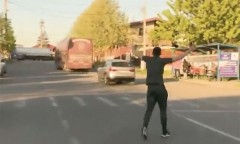 VIDEO: Cầu thủ Romania vẫy tay cầu cứu vì bị xe bus của đội bỏ rơi