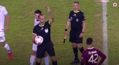 VIDEO: Trọng tài gọi cầu thủ trở lại đá tiếp sau khi thổi còi hết giờ
