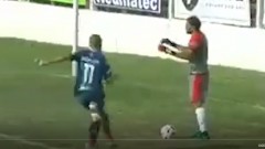 VIDEO: Thủ môn nhận bàn thua ngớ ngẩn vì mải đứng cãi nhau với đồng đội