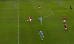 VIDEO: Tiền đạo Thụy Điển ghi bàn từ giữa sân khiến thủ môn cũng bay vào lưới