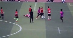 VIDEO: Cầu thủ Trung Quốc dở thói côn đồ, giẫm đạp đối phương trên sân