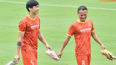 VIDEO: 'Cầu thủ trẻ' Trọng Hoàng đánh bóng bàn thua, còn để Văn Hậu bắt nạt