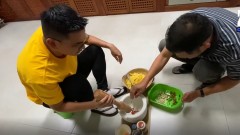 VIDEO: HLV Kiatisuk trổ tài nấu đồ ăn Thái Lan trong thời gian rảnh ở HAGL