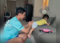 VIDEO: Con trai Hùng Dũng được bố tẩm quất, dạy bơi