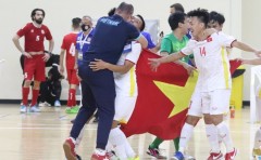 VIDEO: ĐT Việt Nam hát 'Như có Bác trong ngày vui đại thắng' khi giành tấm vé dự World Cup