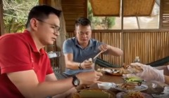 VIDEO: Kiatisuk ăn mừng 'nút bạc Youtube' bằng món cơm lam, gà nướng