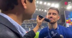 VIDEO: Sao Chelsea cạo râu cùng phóng viên vì...vô địch Champions League