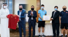 VIDEO: Thầy trò HLV Park nhận quà 'khủng' từ đại sứ quán Việt Nam tại UAE