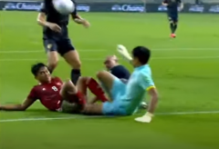 VIDEO: Sao Indo đạp trúng chỗ hiểm của thủ môn Thái Lan rồi nhận sự trừng phạt cay đắng