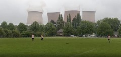 VIDEO: Cầu thủ Anh hoảng hốt khi nhà máy điện khổng lồ sụp đổ ngay cạnh SVĐ