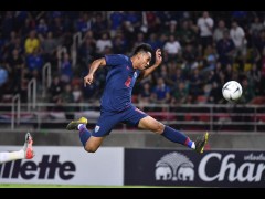 VIDEO: Nghi vấn 'bán độ', hai cầu thủ Thái Lan tự nhiên...trượt chân để UAE ghi bàn