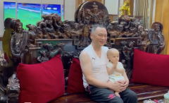 VIDEO: Bé 'Ú' nhà Duy Mạnh được ông bế, vỗ tay xem bố thi đấu