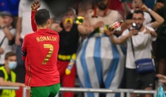 Ronaldo bị CĐV sỉ nhục, suýt lĩnh vật thể mang tính sát thương cao vào người