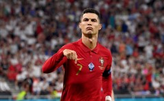 Ronaldo CHÍNH THỨC san bằng siêu kỷ lục ghi bàn vĩ đại nhất trong màu áo ĐTQG