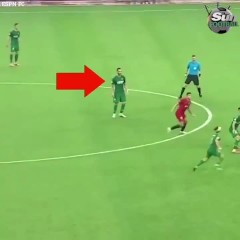 VIDEO: Hài hước, cầu thủ Trung Quốc 'ăn vạ' khi va chạm với...trọng tài