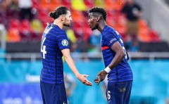 Hết phụ huynh ĐT Pháp đấu võ miệng trên khán đài, dưới sân Rabiot chửi thẳng mặt Pogba