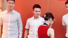 VIDEO: Quang Hải biểu cảm lạ khi chụp hình cùng fan girl xinh đẹp