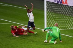 CĐV Châu Âu đồng loạt tẩy chay ĐT Anh vì 'mua trọng tài' để thắng Đan Mạch