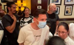 VIDEO: Messi nghỉ dưỡng ở Mỹ nhưng 'toát mồ hôi' vì bị fan vây kín tại nhà hàng