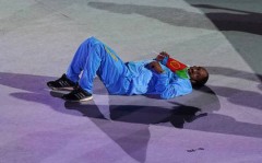 Lễ khai mạc Olympic diễn ra quá 'lê thê', VĐV chán nản đến mức... nằm ngủ luôn tại SVĐ