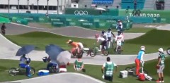 VIDEO: Chạy vào đường đua như 'chỗ không người', nhân viên Olympic khiến VĐV gặp tai nạn khó đỡ
