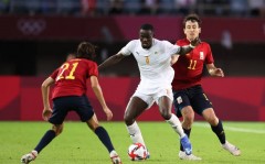 Eric Bailly biếu Tây Ban Nha 2 bàn khiến Bờ Biển Ngà rời Olympic