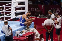 Bị xử thua tại Olympic, võ sĩ “ngồi lì” ở sàn đấu kêu oan không chịu về