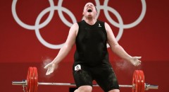 Nữ VĐV chuyển giới đầu tiên dự Olympic Tokyo không thể nâng tạ thành công