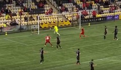 VIDEO: Thủ môn bắt hụt bóng ngớ ngẩn khiến đội nhà thua đau ở phút 90+4