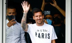 VIDEO: Messi vẫy tay trong hạnh phúc trước hàng ngàn CĐV tại sân bay Paris