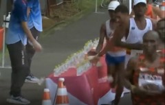 VIDEO: VĐV Marathon gạt đổ hết chai nước trên đường chạy